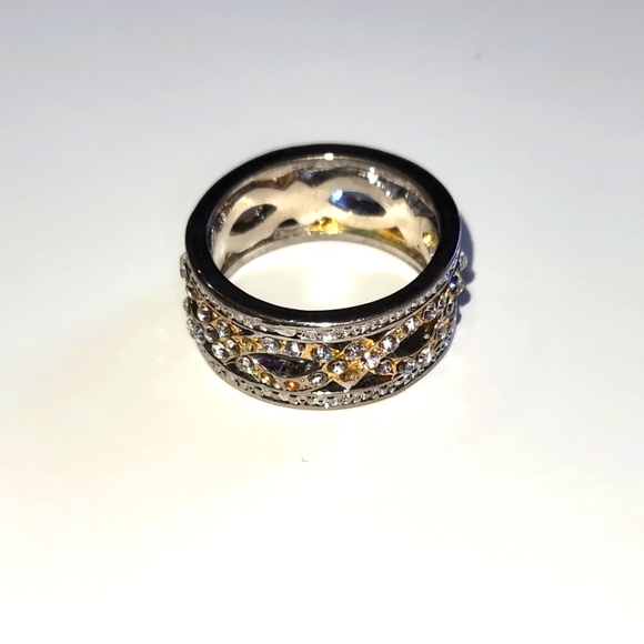 Beautiful ring - Picture 1 of 2